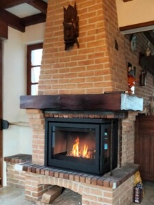 Barbas Unilux 265 R Réalisations : Rénovation d'une cheminée en brique avec un insert à bois d'angle.