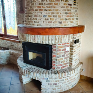 Piano Réalisations : Rénovation d'une cheminée en brique avec un insert à granulés.