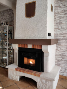 Piano Glass Réalisations : Rénovation d'une cheminée avec un insert à granulés.