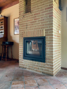 Barbas Universal 85 Réalisations : Rénovation d'une cheminée en brique avec un insert à bois Barbas.