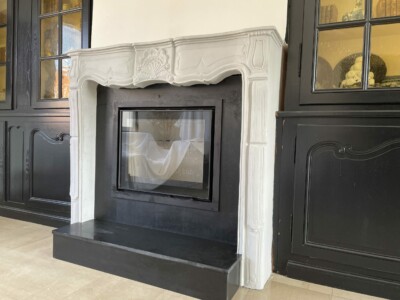 Barbas Unilux 80 Réalisations : Rénovation d'un cheminée avec un insert Barbas Unilux 80 avec porte en verre, habillage métallique et banquette en granit.