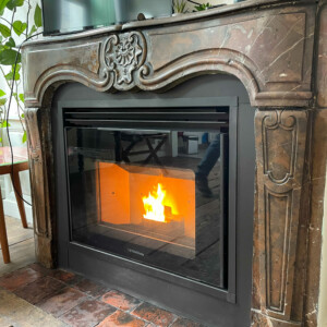 Gaio Glass Réalisations : Rénovation d'une cheminée en marbre avec un insert à granulés et un habillage métallique.